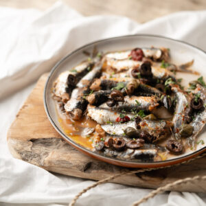 Σαρδέλες κόκκινες με ελιές και σκόρδο