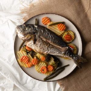 Τσιπούρα φιλεταρισμενη με ψητά λαχανικά (Πατάτες, κολοκυθάκια, φασολάκια, καρότο, μπρόκολο, ντομάτα)